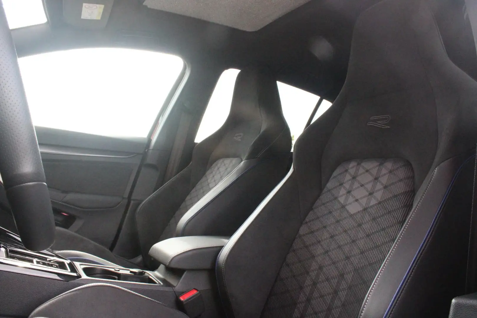 Volkswagen Golf 8.5 1.5 eTSI 150PK AUTOMAAT R-LINE EDITION | PANOR Nero - 2