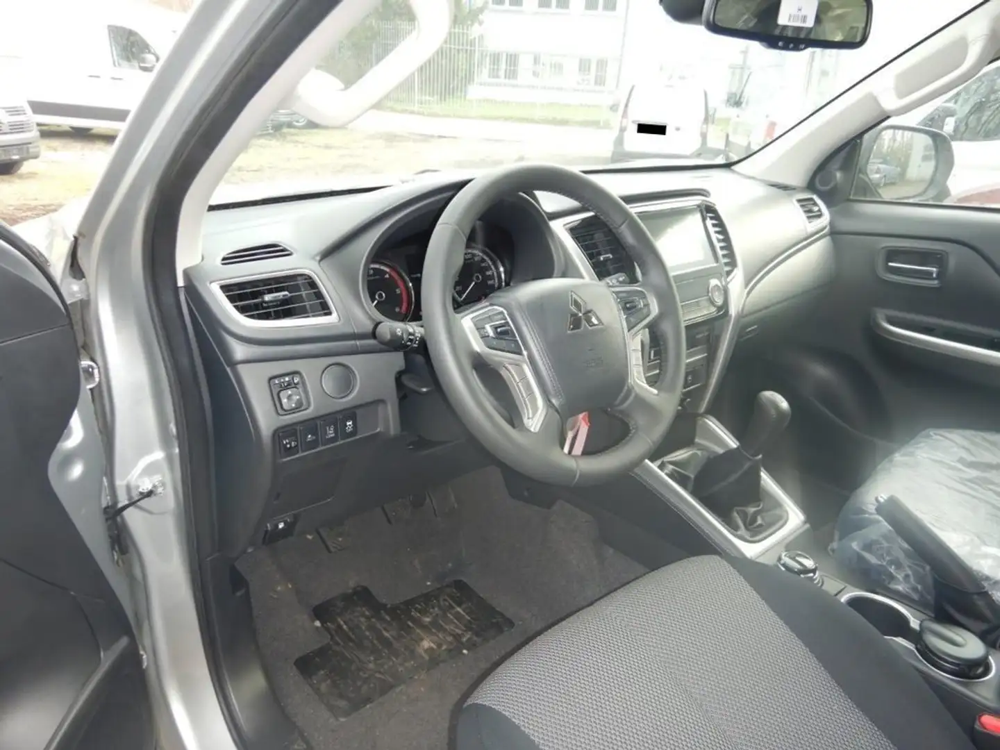 Mitsubishi L200 2.3 D Double Cab 4x4  Intense Plus Argintiu - 2