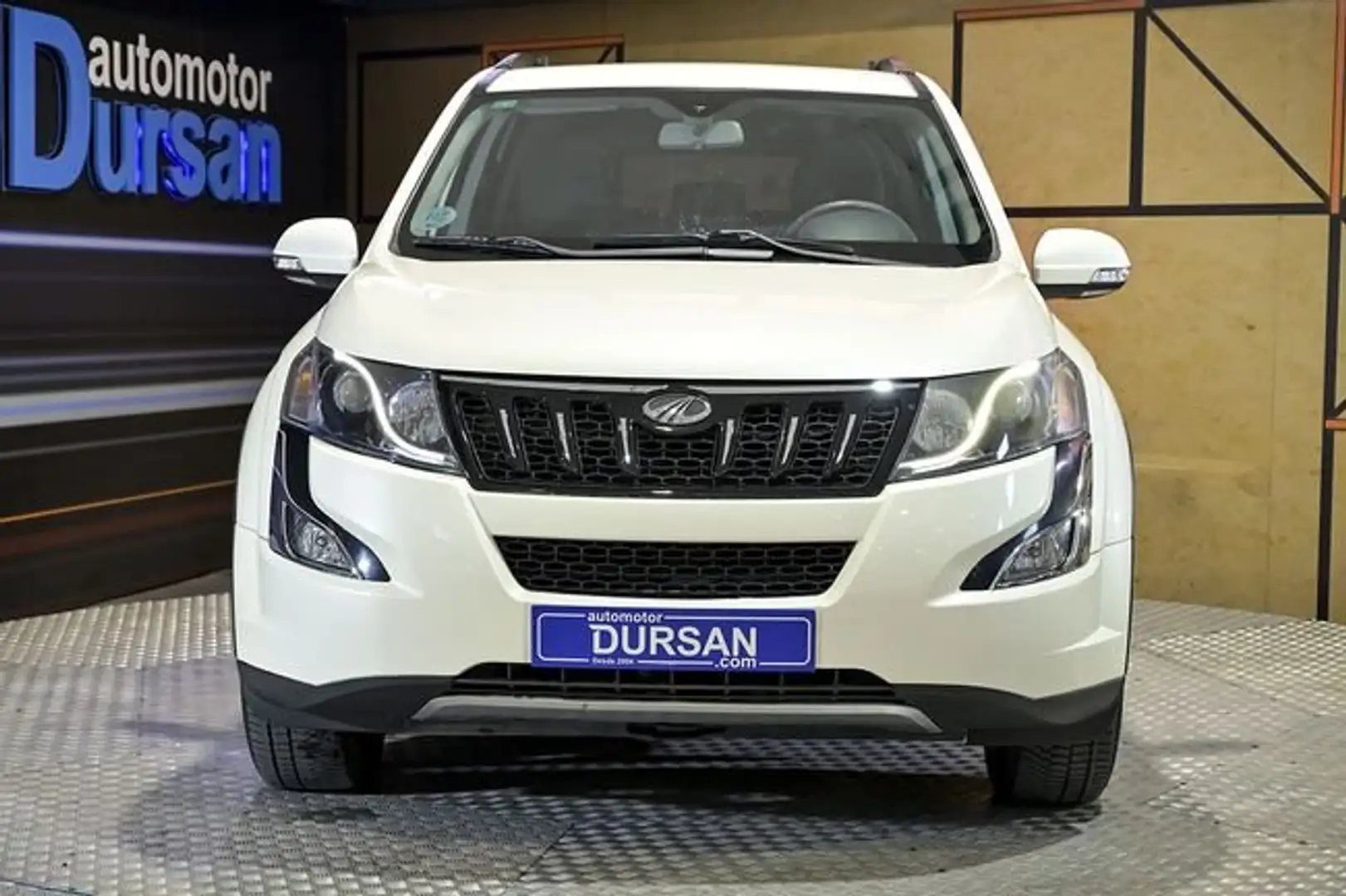 Mahindra XUV500 FWD 4X2 W6 Weiß - 2
