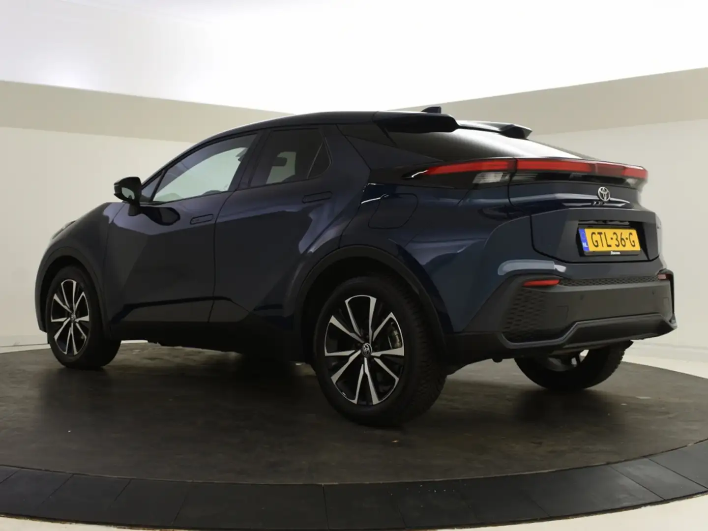 Toyota C-HR 1.8 Hybrid 140 Dynamic | All Seasons | Parkeersens Bleu - 2
