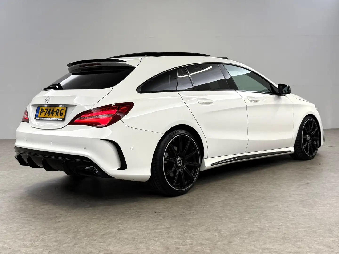 Mercedes-Benz CLA 200 AMG Pano LED Sfeerverlichting Navi Carplay Cruise Wit - 2