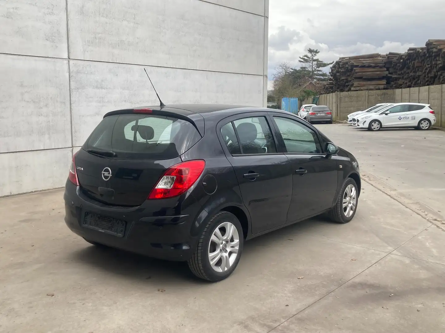 Opel Corsa 1.2 benzine 2013 met 118000km*Parkeersensor*airco Noir - 1