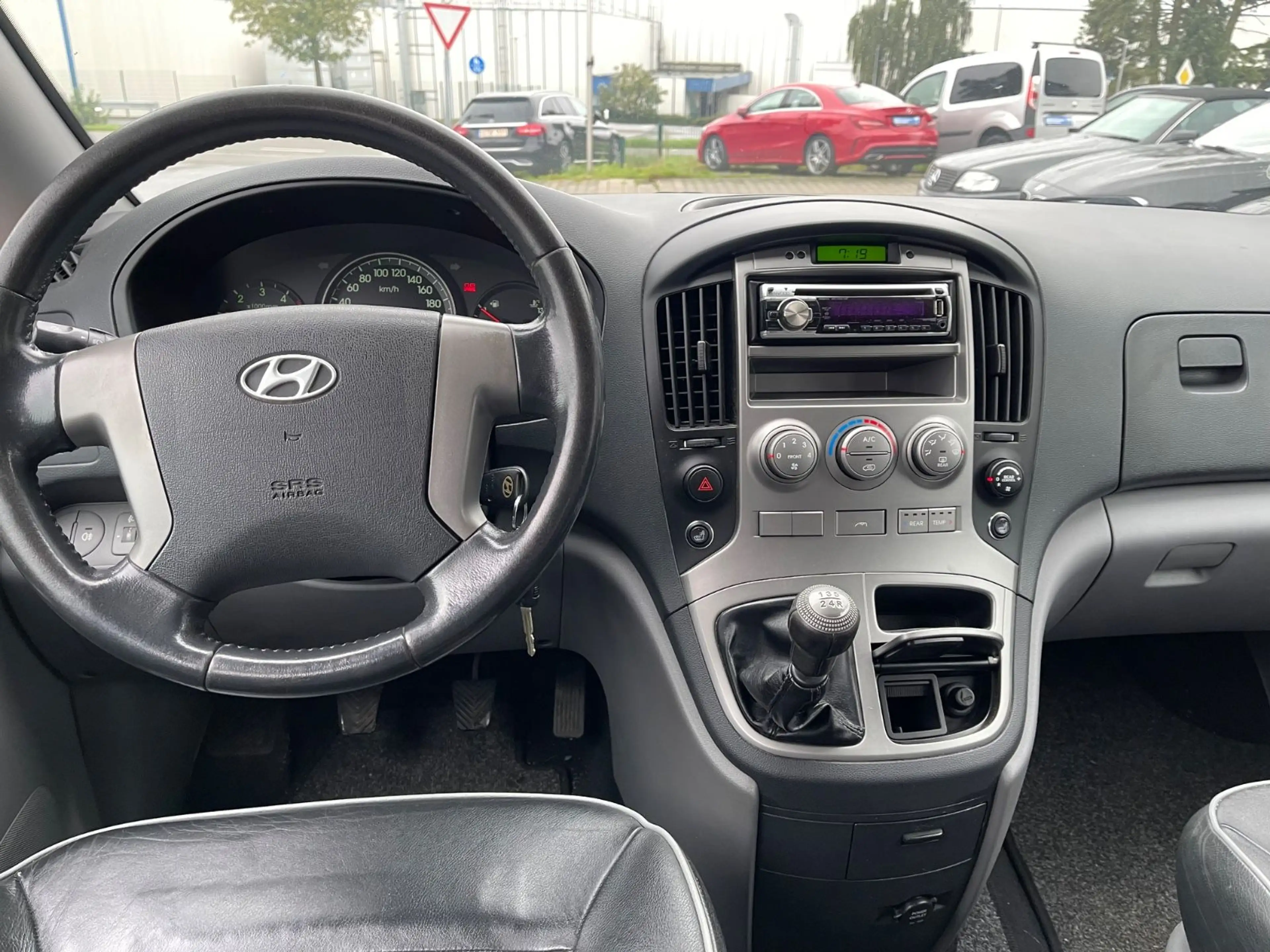 Hyundai H-1 Travel Premium — photo 17