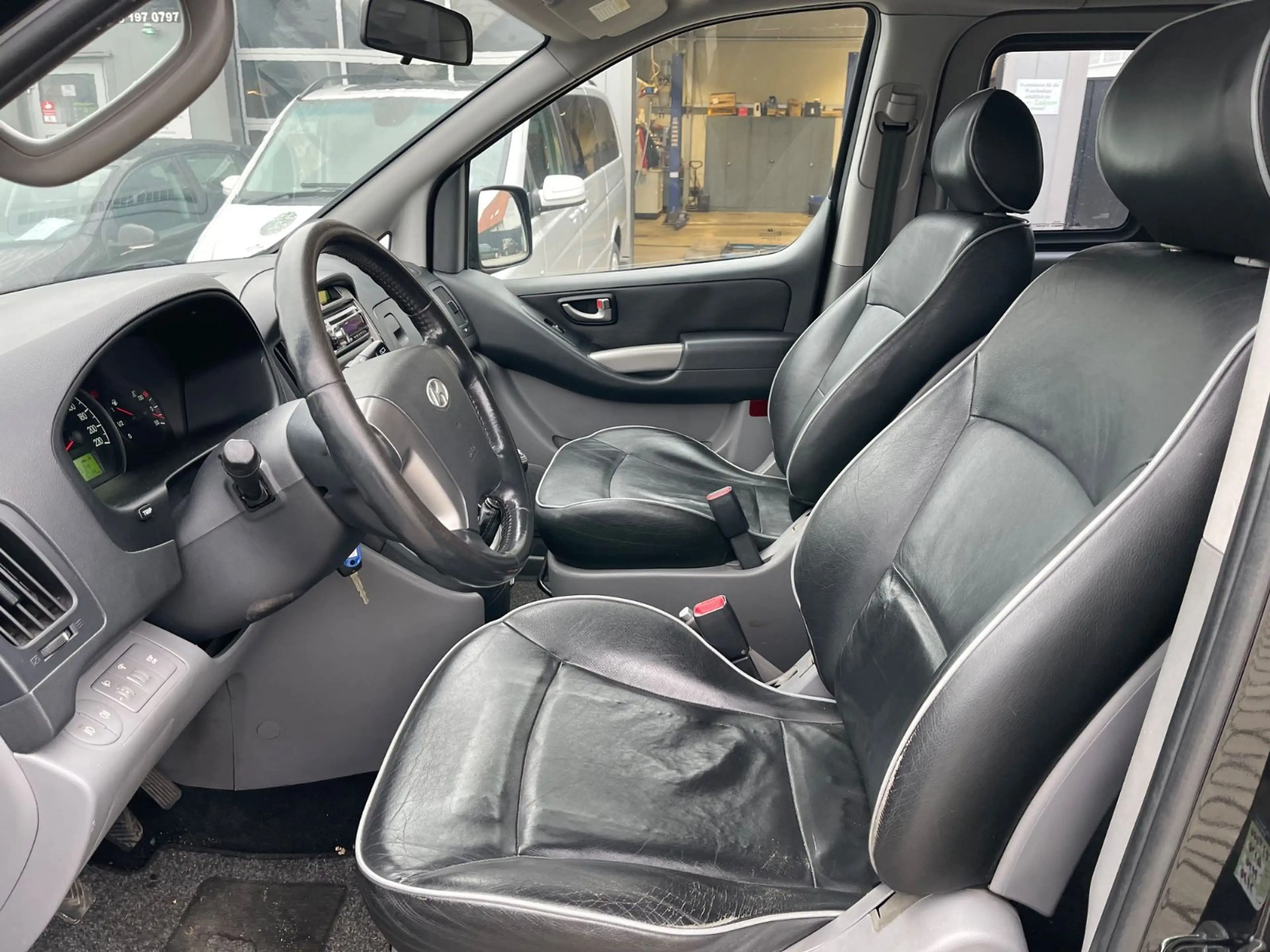 Hyundai H-1 Travel Premium — photo 11