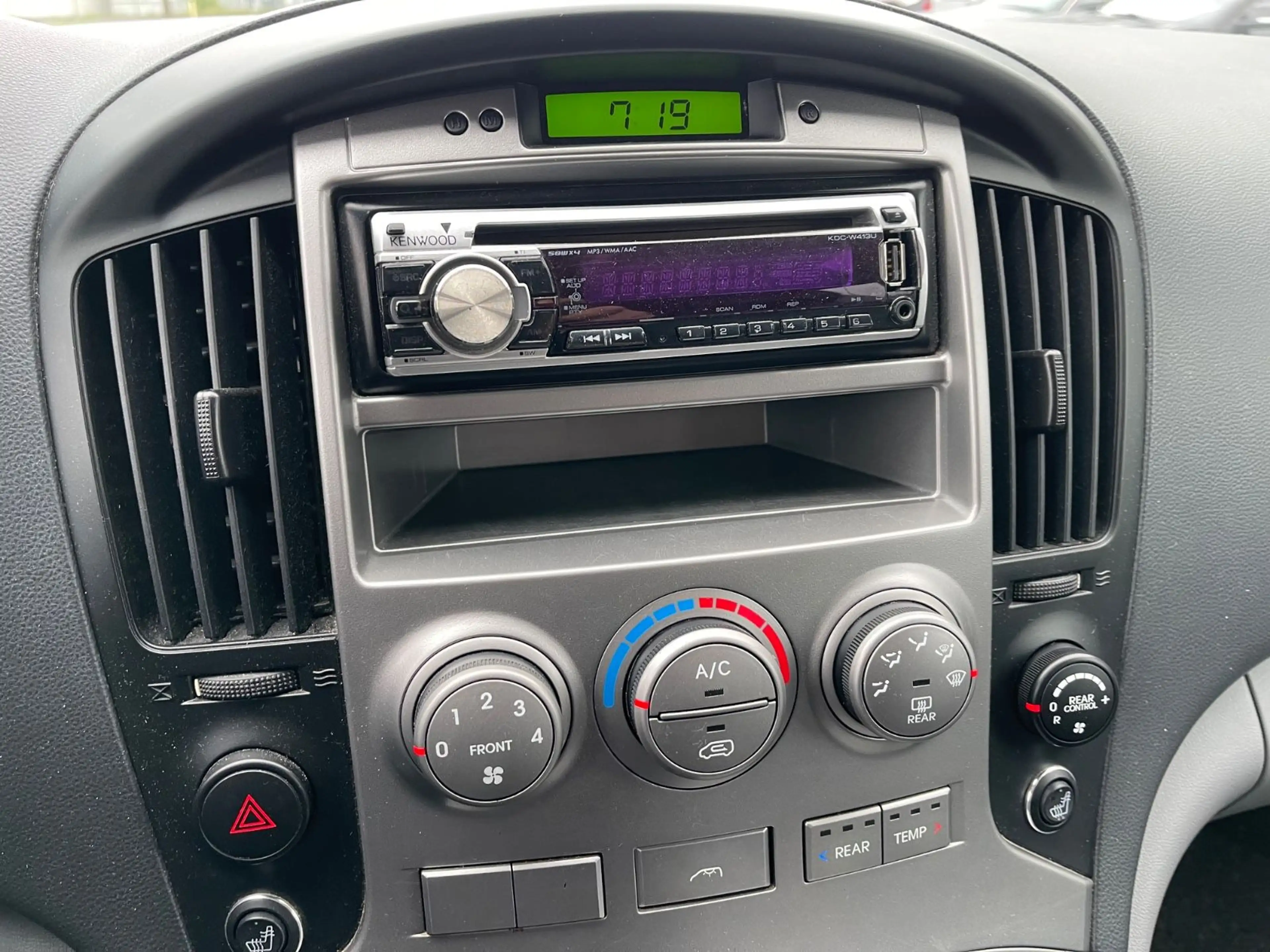 Hyundai H-1 Travel Premium — photo 18