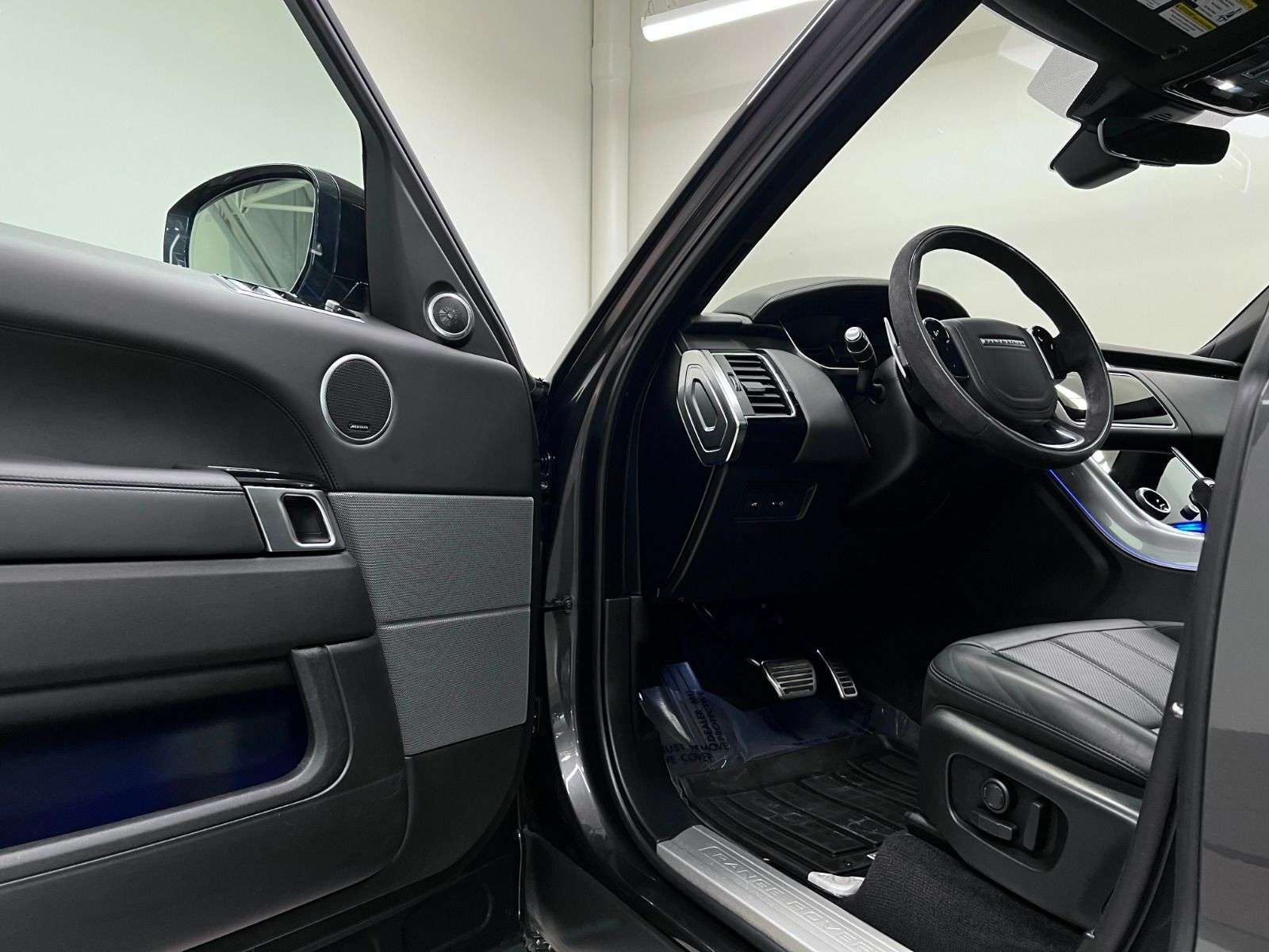 2020 Land Rover Range Rover Sport HST | CENTER CONSOLE FRIDGE | 22 INCH WHEELS alt 4