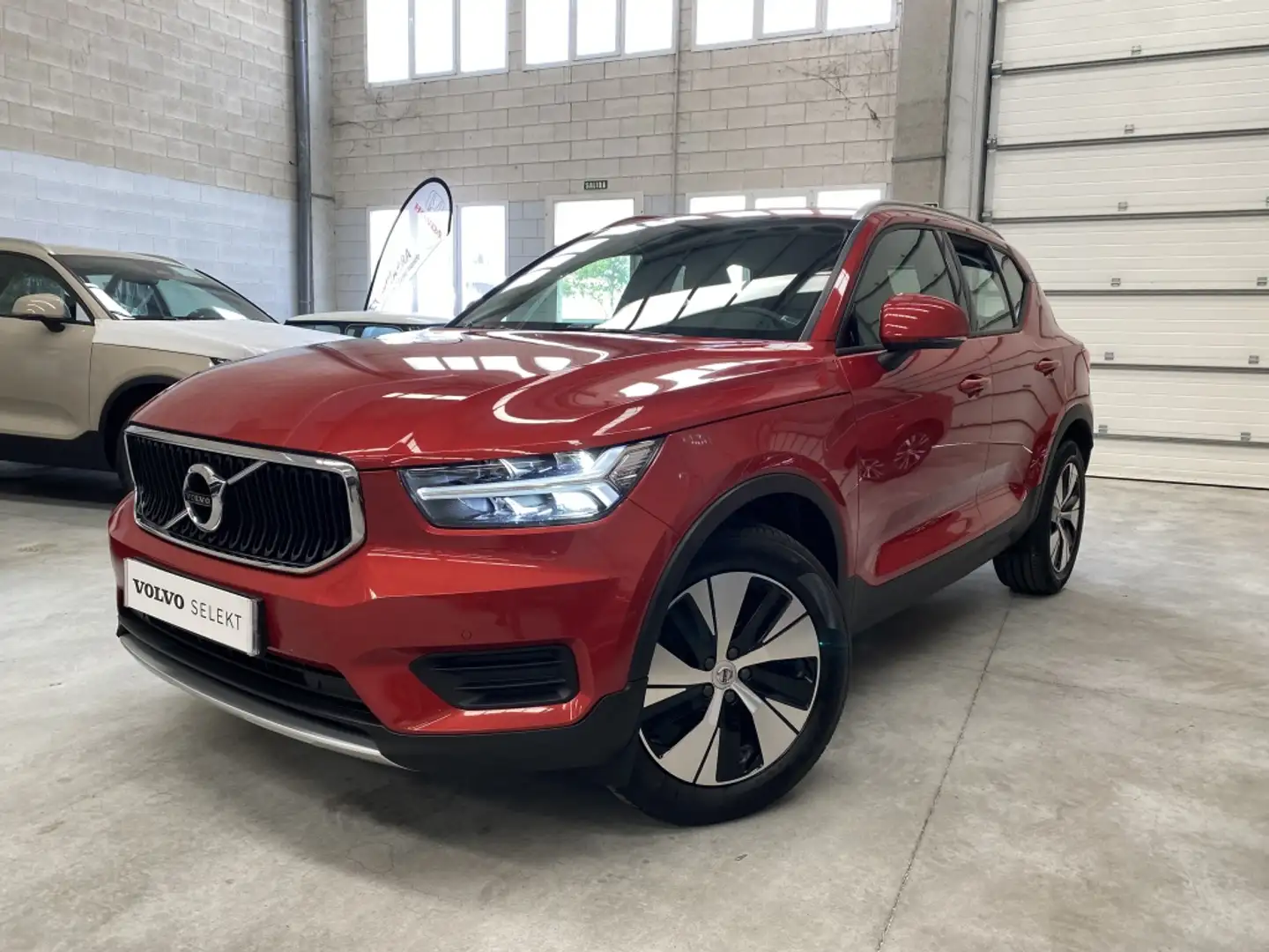 Volvo XC40 T3 Business Plus Aut. Rojo - 2