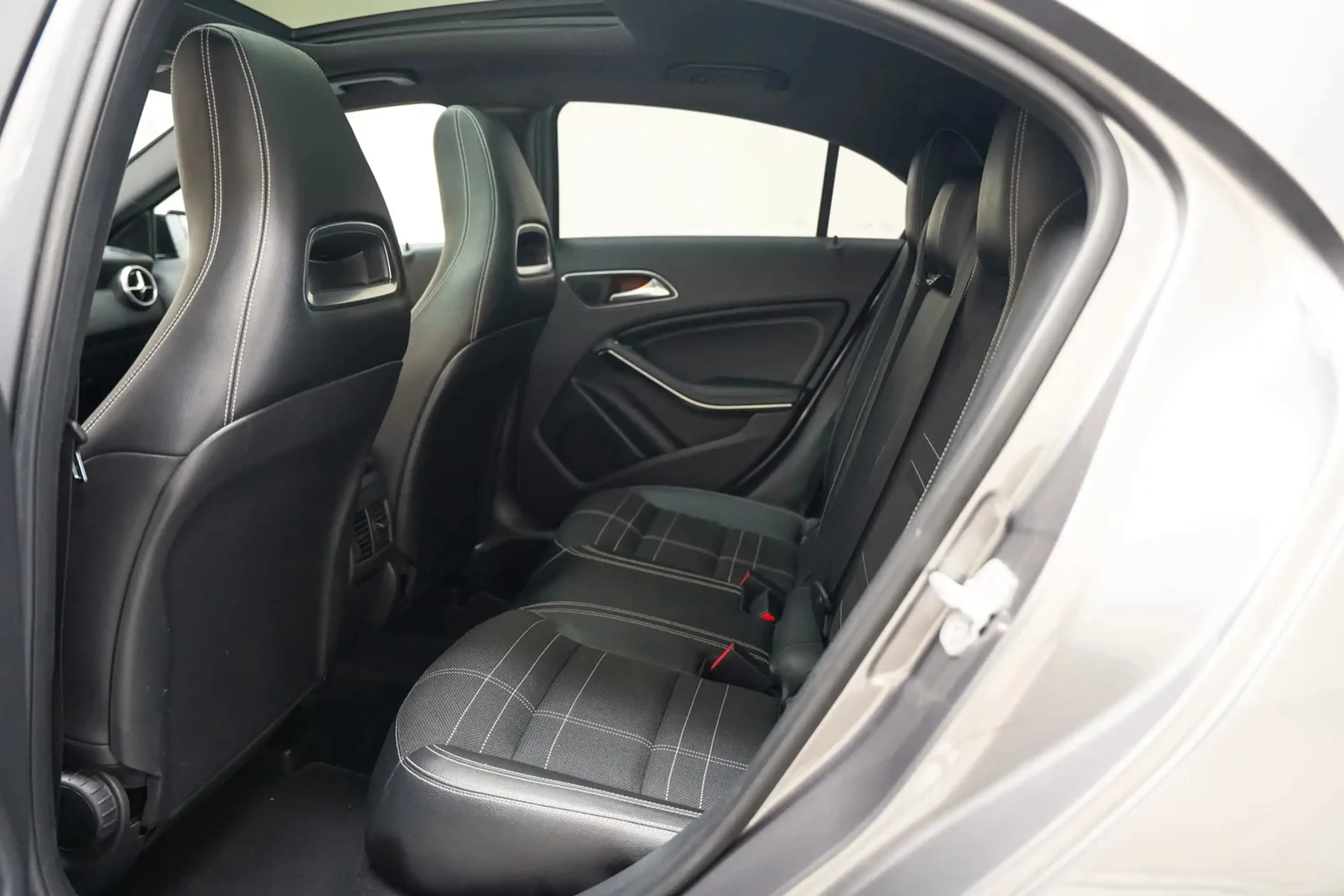 Mercedes-Benz A 180 Ambition [ Panorama Xenon Navi Clima PDC Cruise ] — photo 11