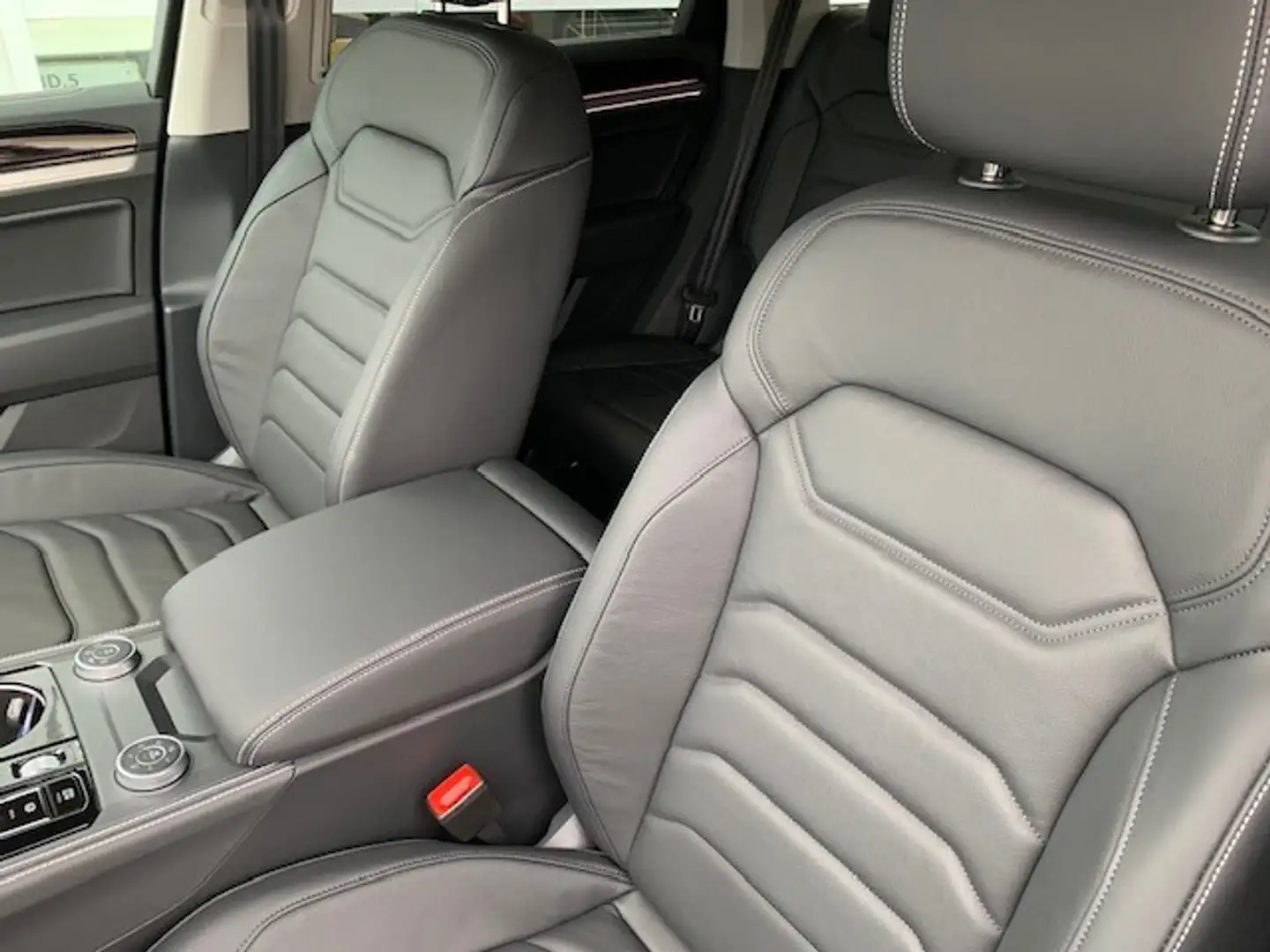 Volkswagen Touareg ELEGANCE 3.0TDI 231CV 4MOTION AUT.8 Gris - 2