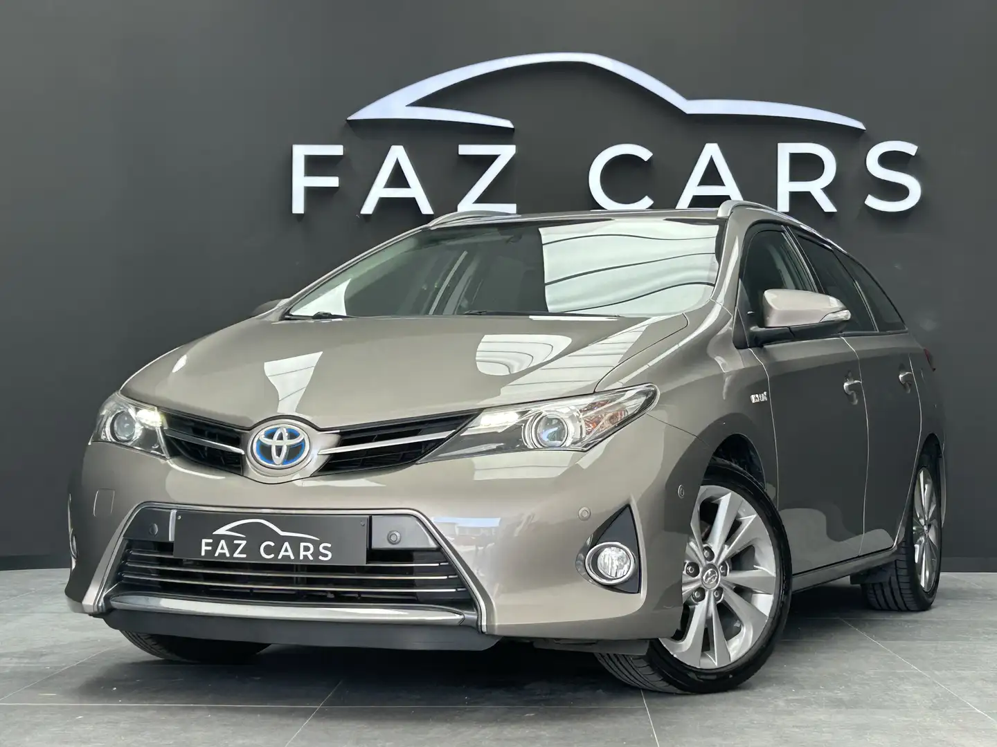 Toyota Auris SW HEV 1.8i HSD * 1ER PROP + CUIR + GPS + CAMERA * Grey - 1