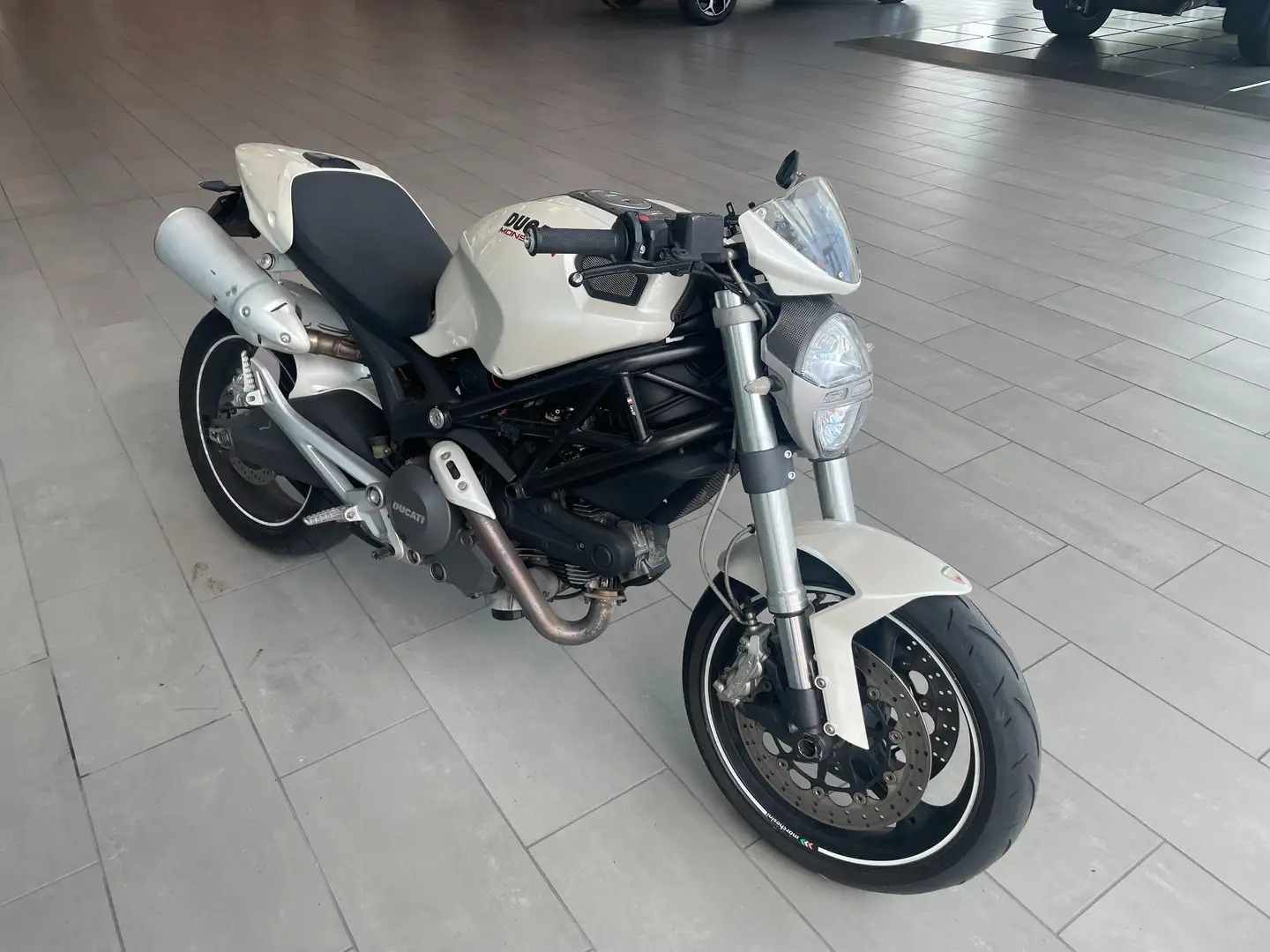 Ducati Monster 696 Bílá - 1