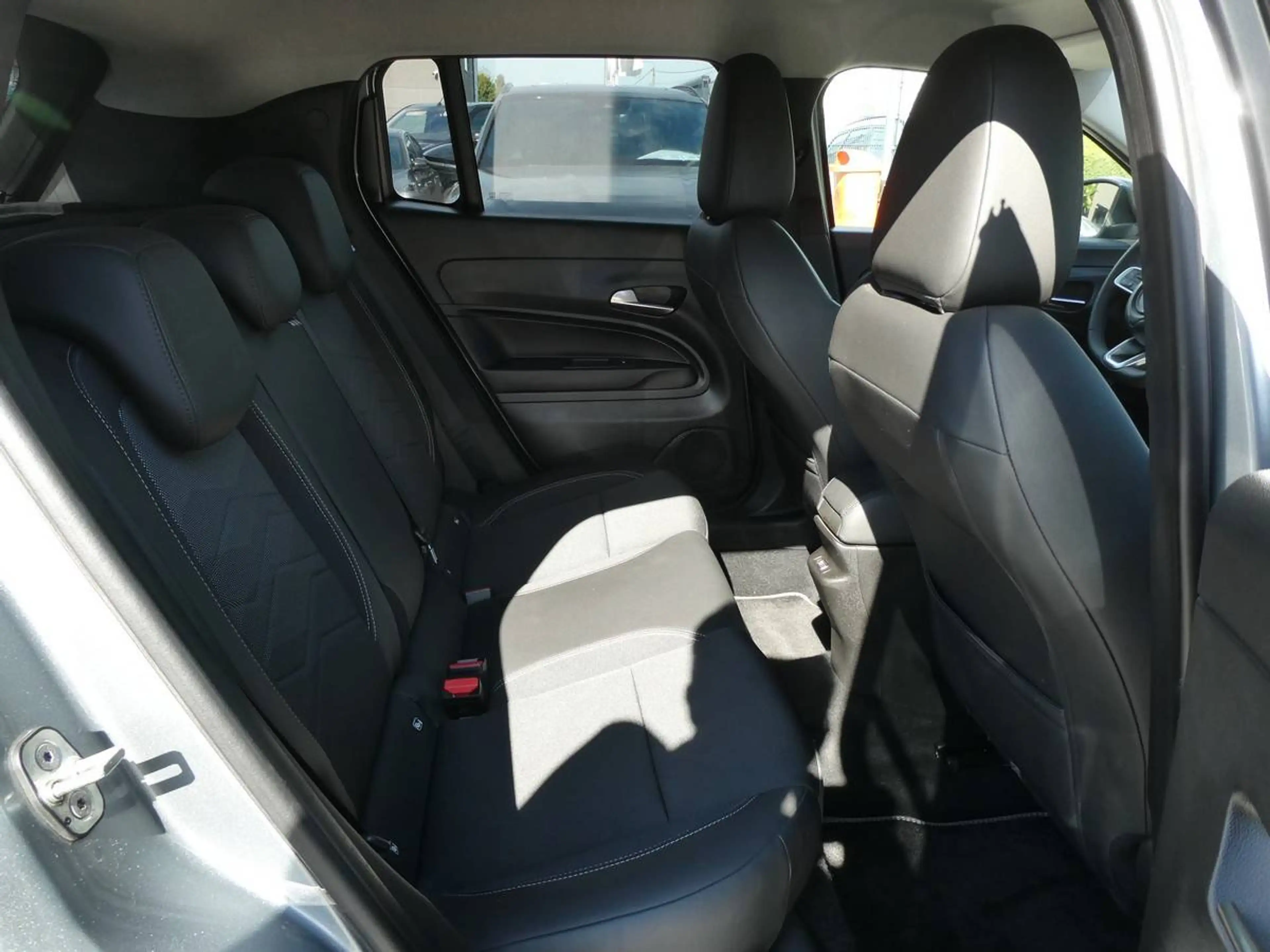 Jeep Avenger 1.2 i benzine 100pk Altitude Luxe Camera '25 14000km (91800) — photo 12