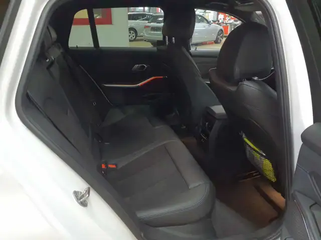 BMW 3 Series view 14