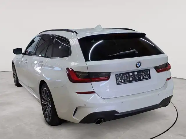 BMW 3 Series view 5