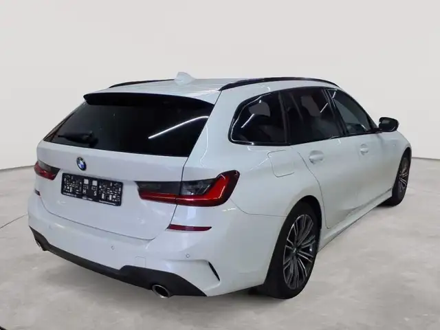 BMW 3 Series view 4