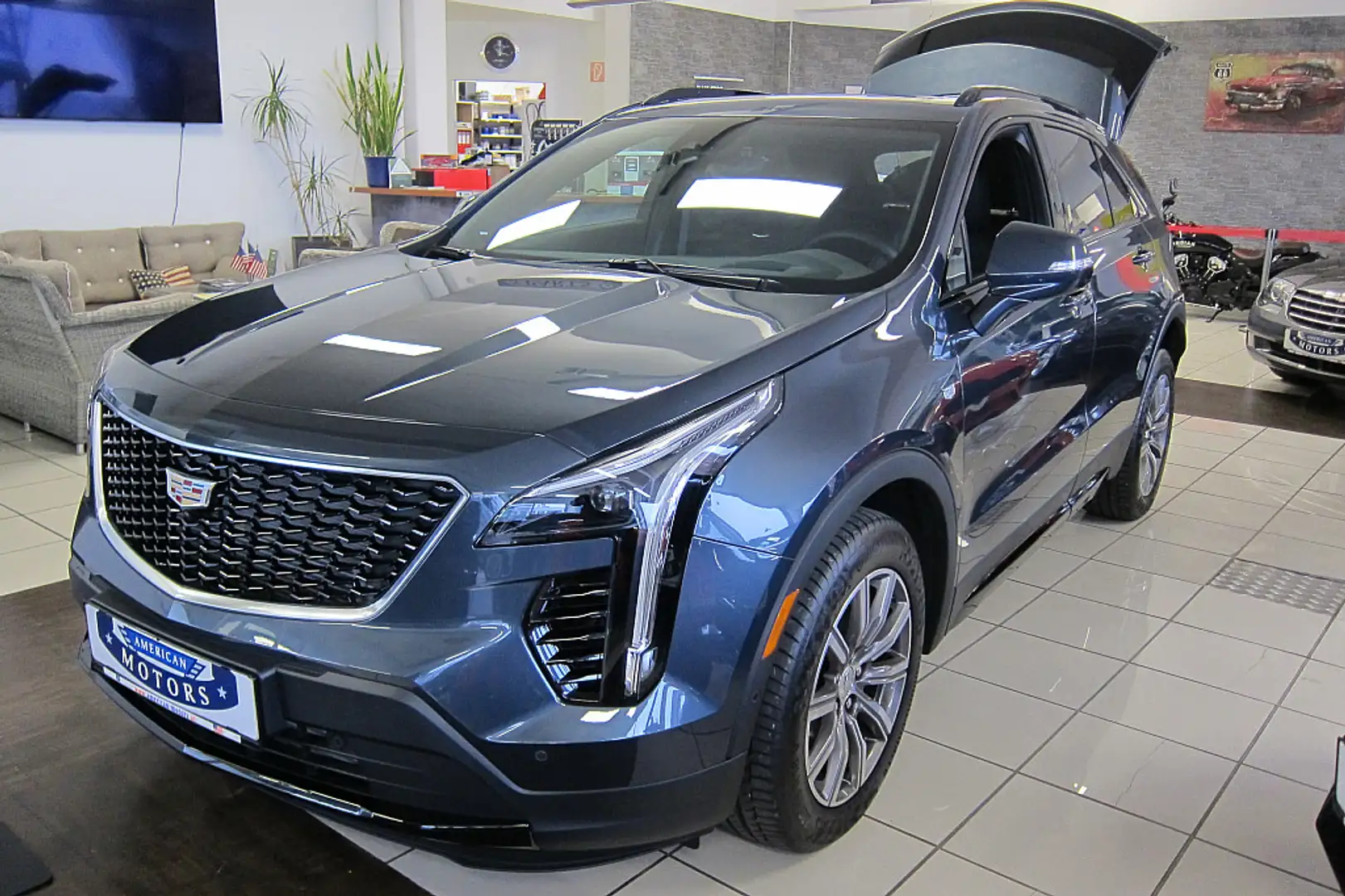 Cadillac XT4 Sport 350T AWD NEU Šedá - 1