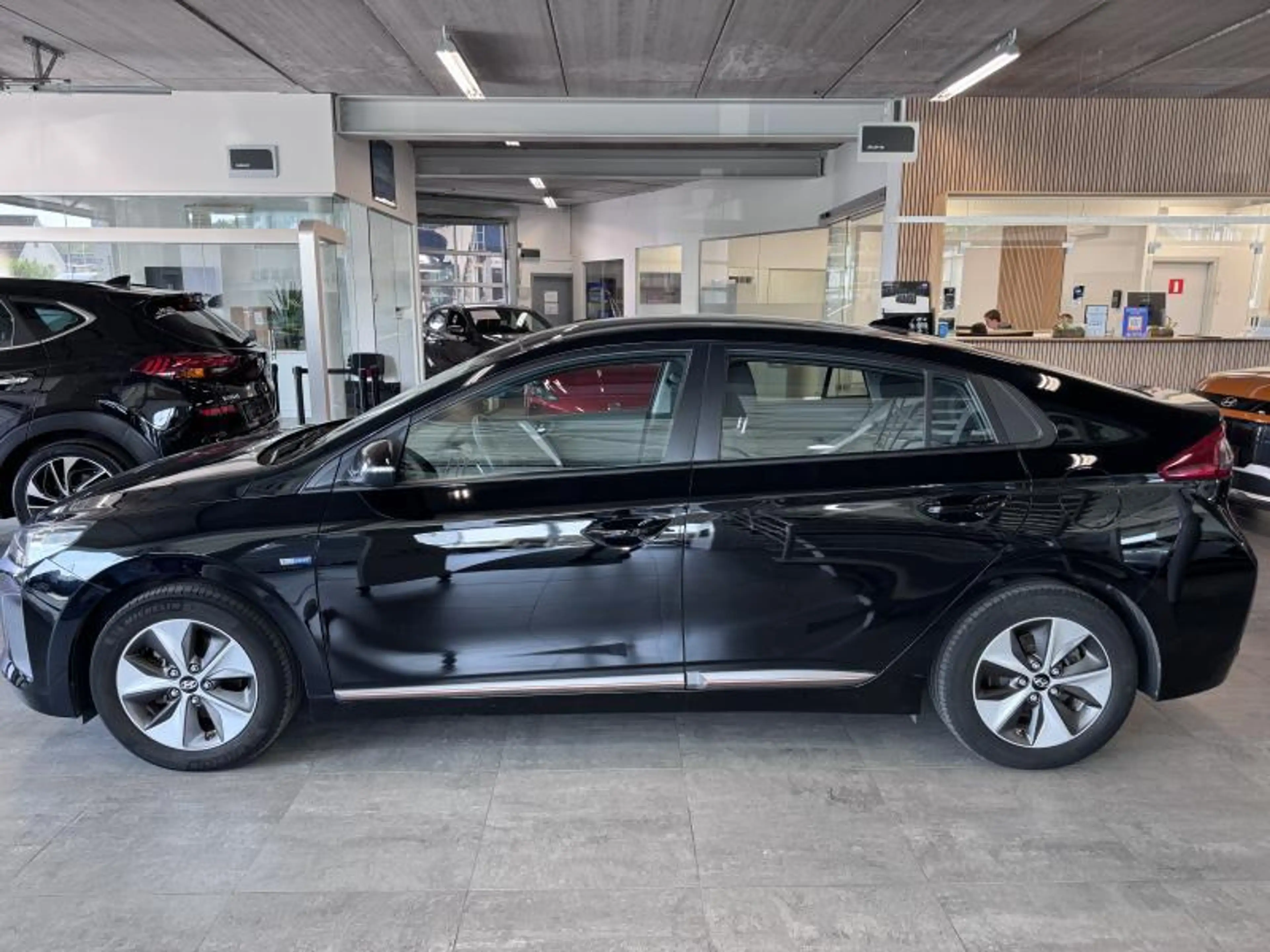 Hyundai IONIQ Premium 28kWh | GPS, camera, adaptive cruise,... | — photo 5