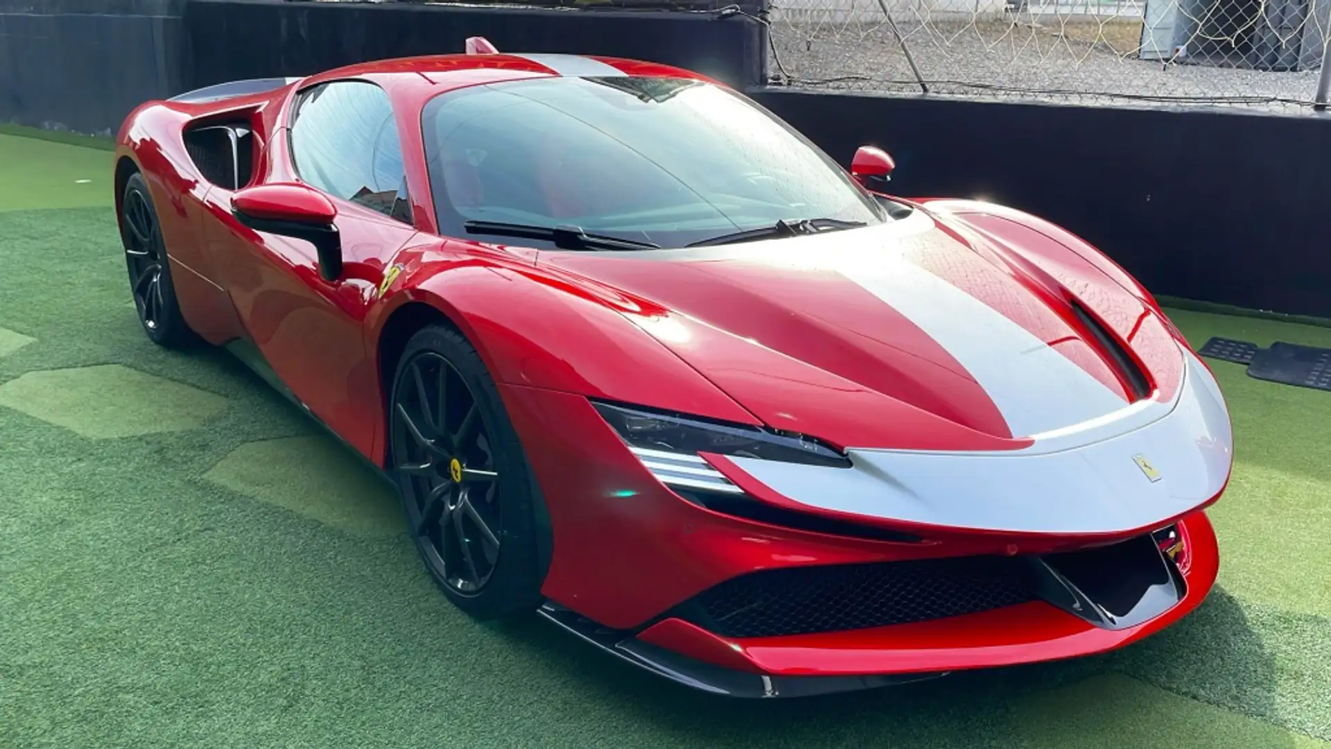 Ferrari SF90 Stradale Rot - 1
