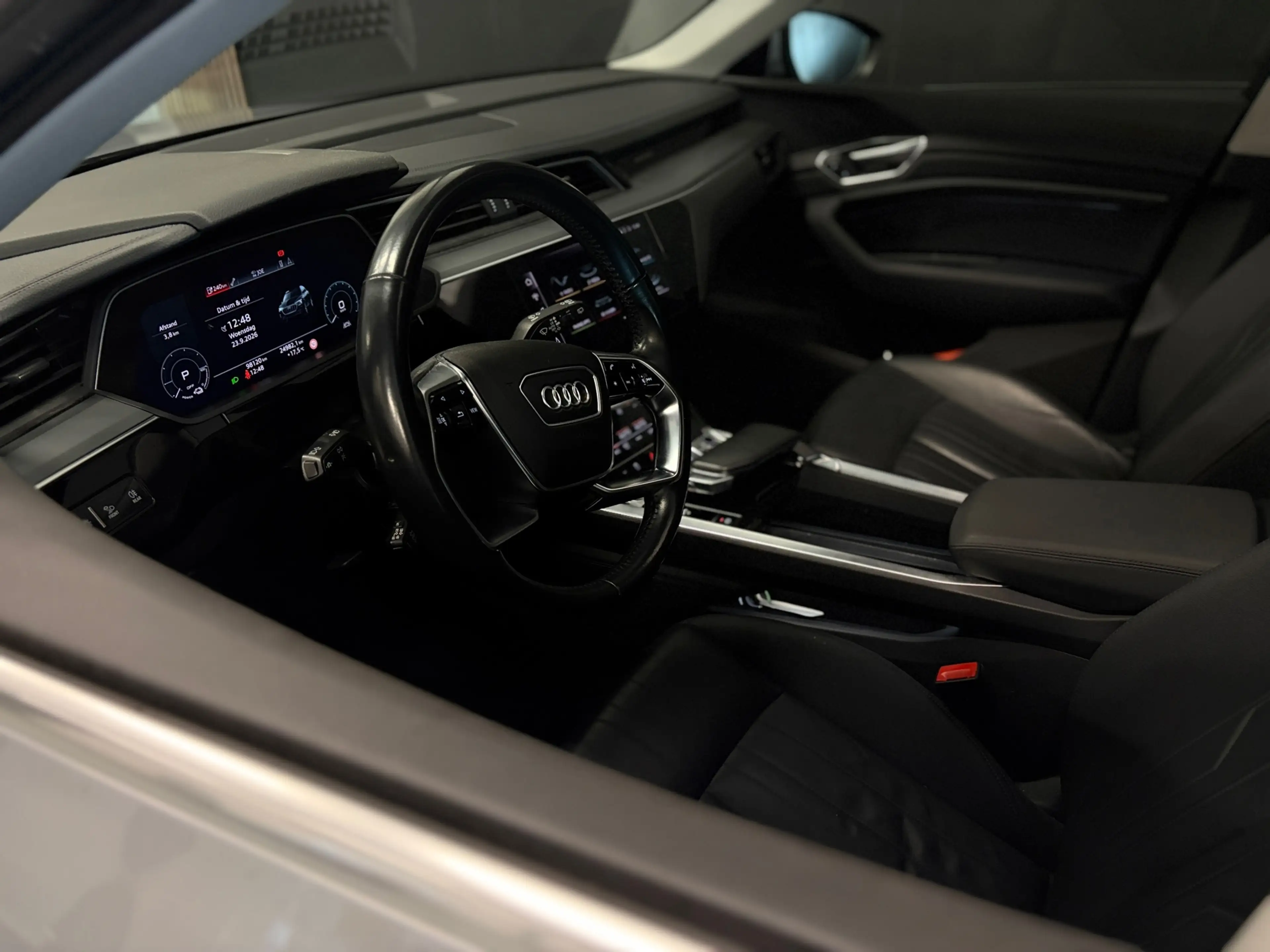 Audi e-tron E-tron 50 quattro Launch edition plus 71 kWh Pano — photo 2