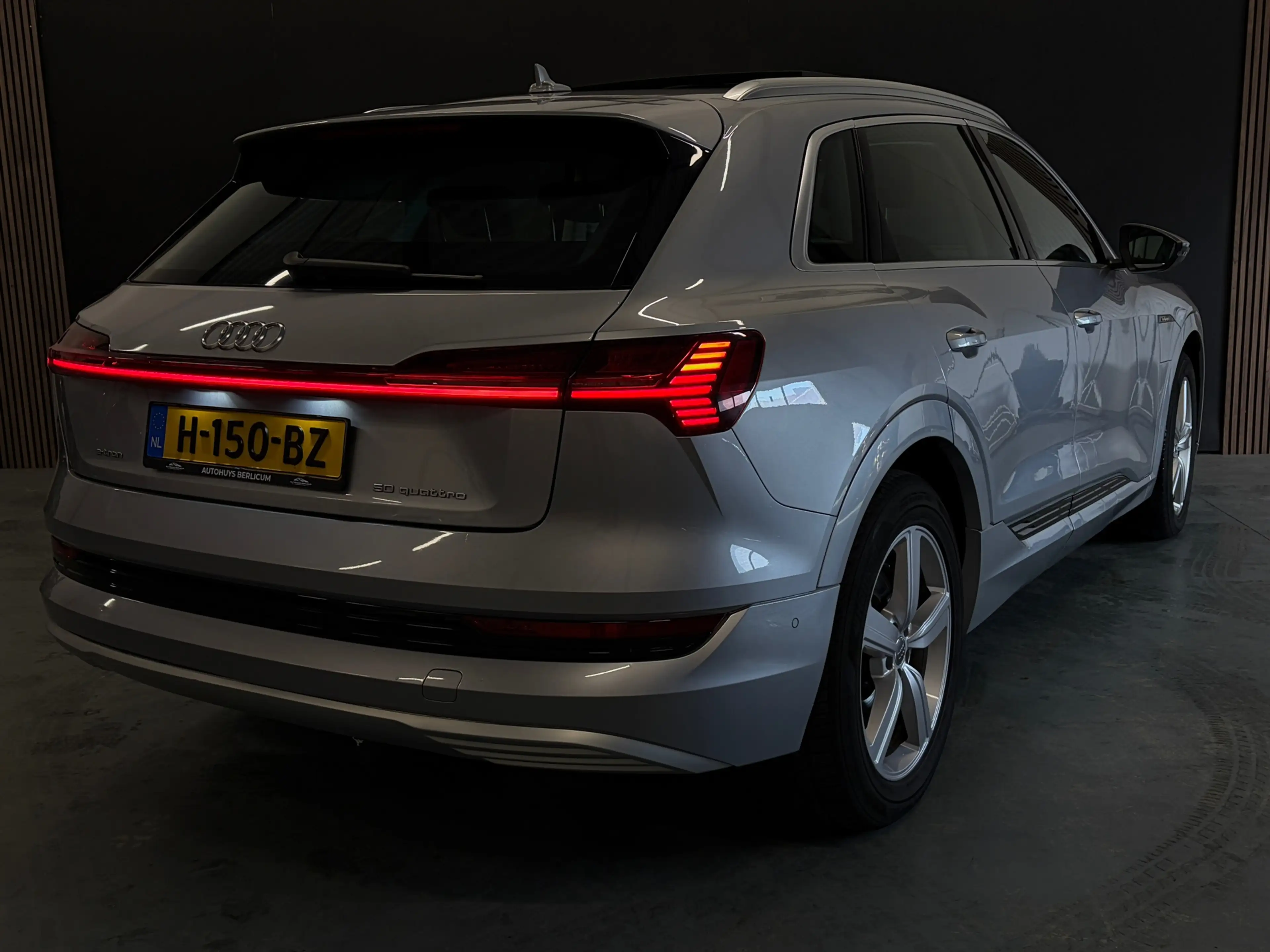 Audi e-tron E-tron 50 quattro Launch edition plus 71 kWh Pano — photo 7