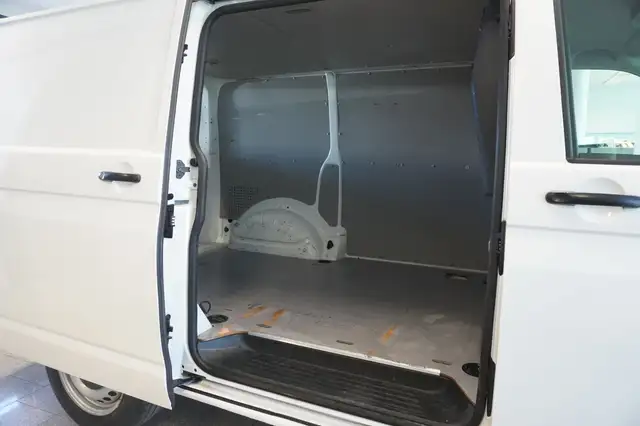 Volkswagen Transporter view 9