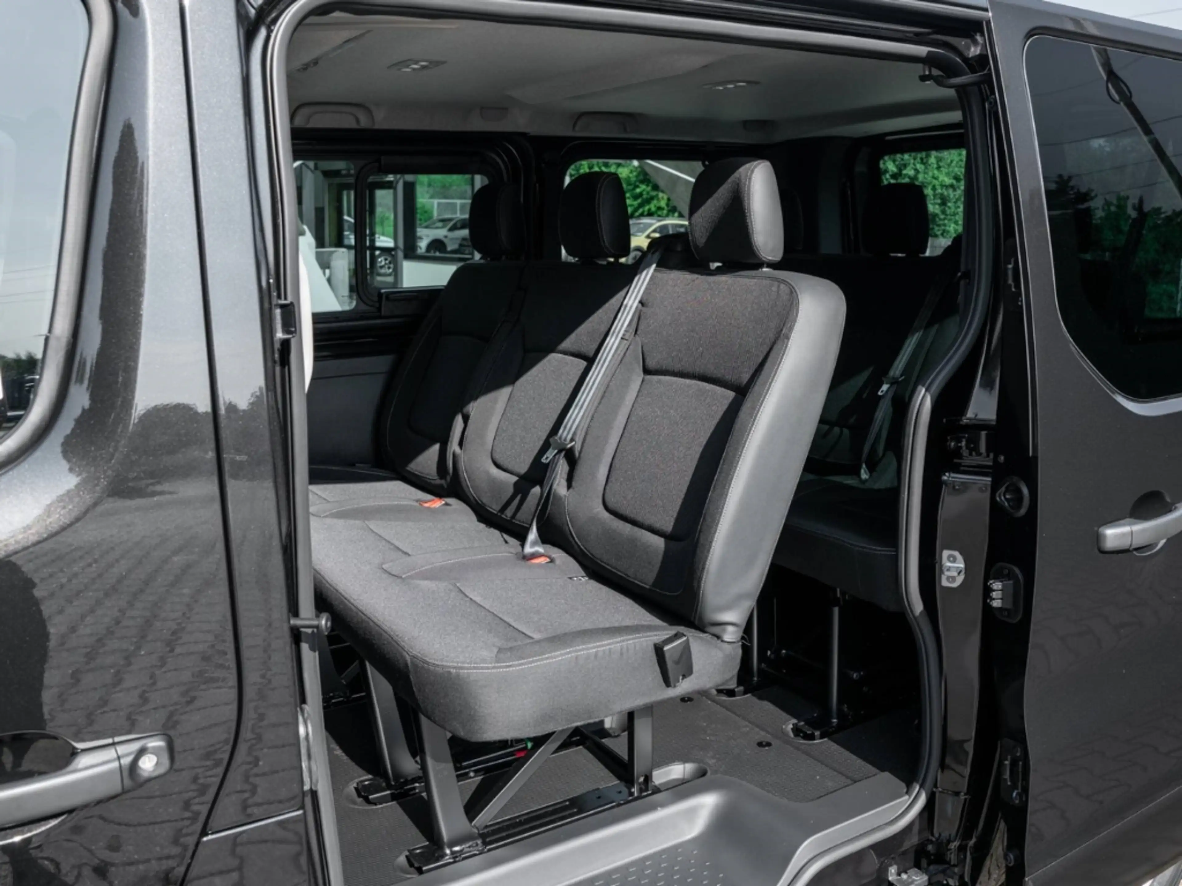 Nissan Primastar Kombi Tekna 8 Sitzer Automatik Rückfahrkamera AHK — photo 12