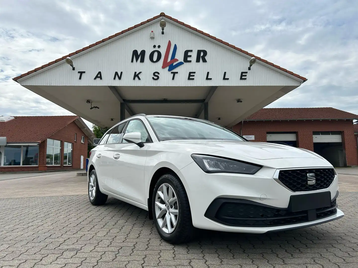 SEAT Leon Sportstourer ST Style 1.5 eTSI DSG / Sitzheizung Wit - 1