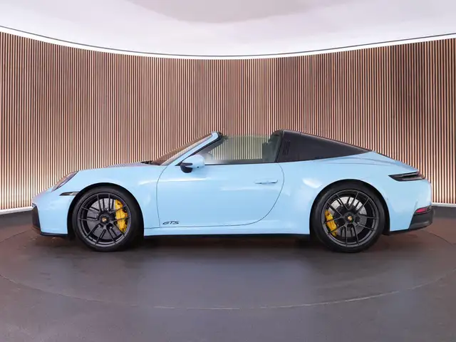Porsche 911 view 11