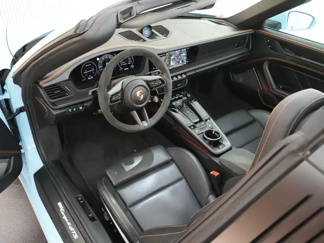 Porsche 911 view 8