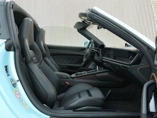 Porsche 911 view 4
