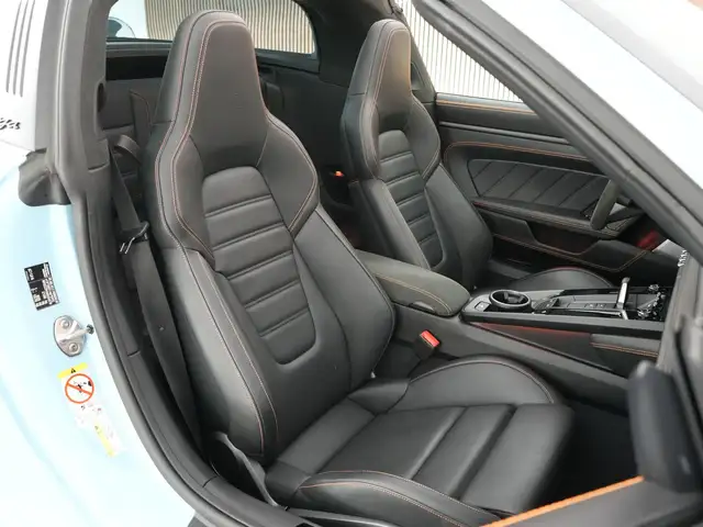 Porsche 911 view 5