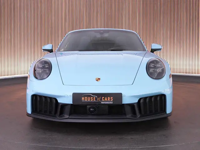 Porsche 911 view 6