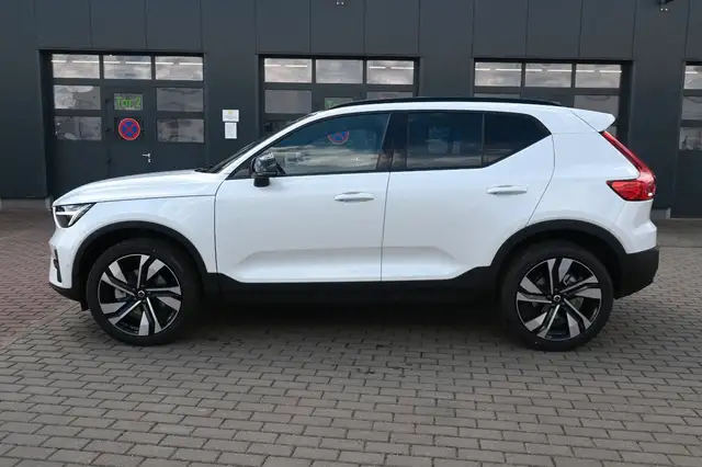 Volvo XC40 view 2