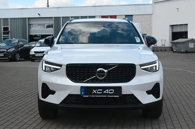 Volvo XC40 view 8