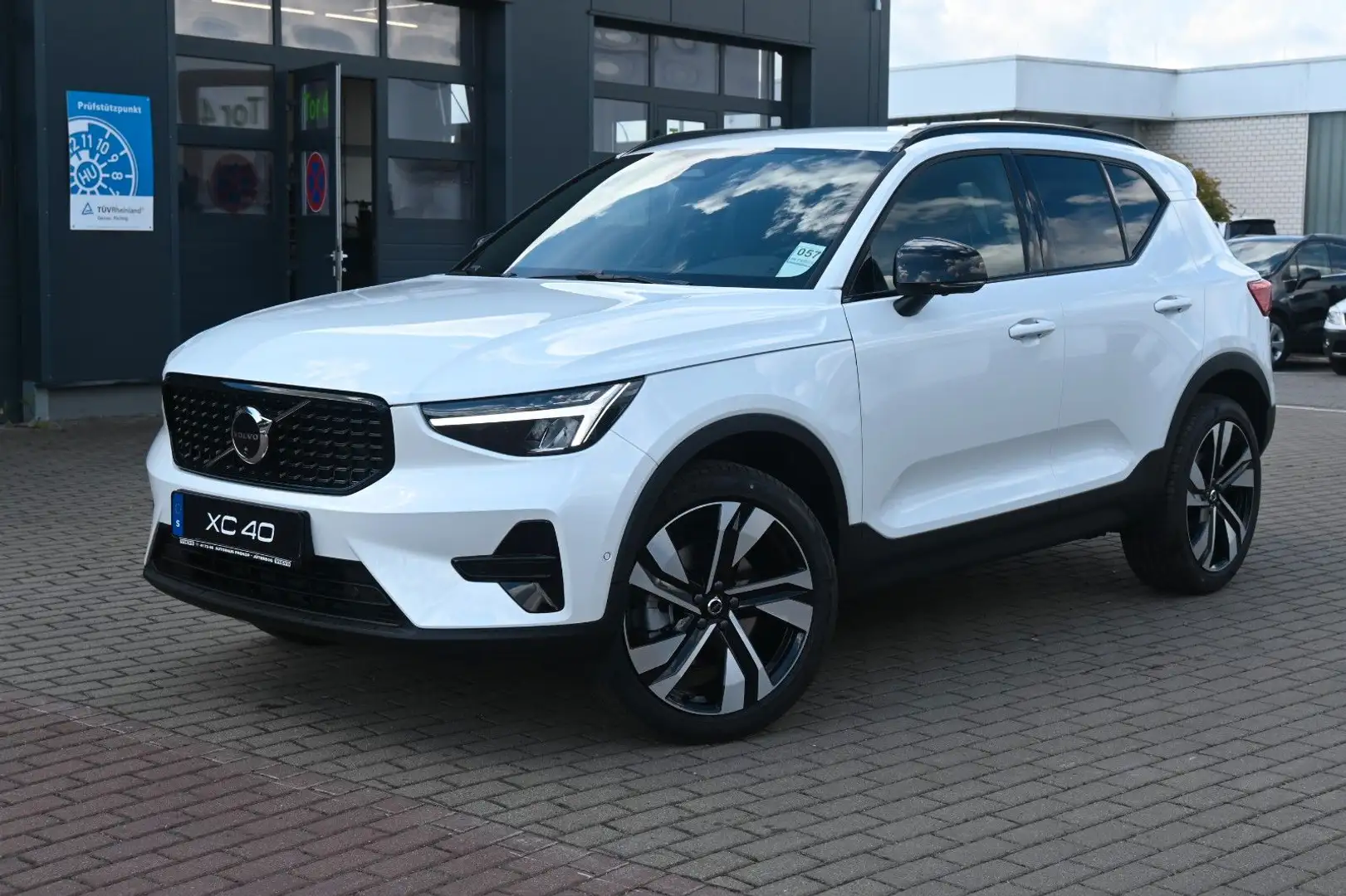 Volvo XC40 B4 DKG Plus Dark*H&K*FSHZG*360°*ACC*AHK Weiß - 1
