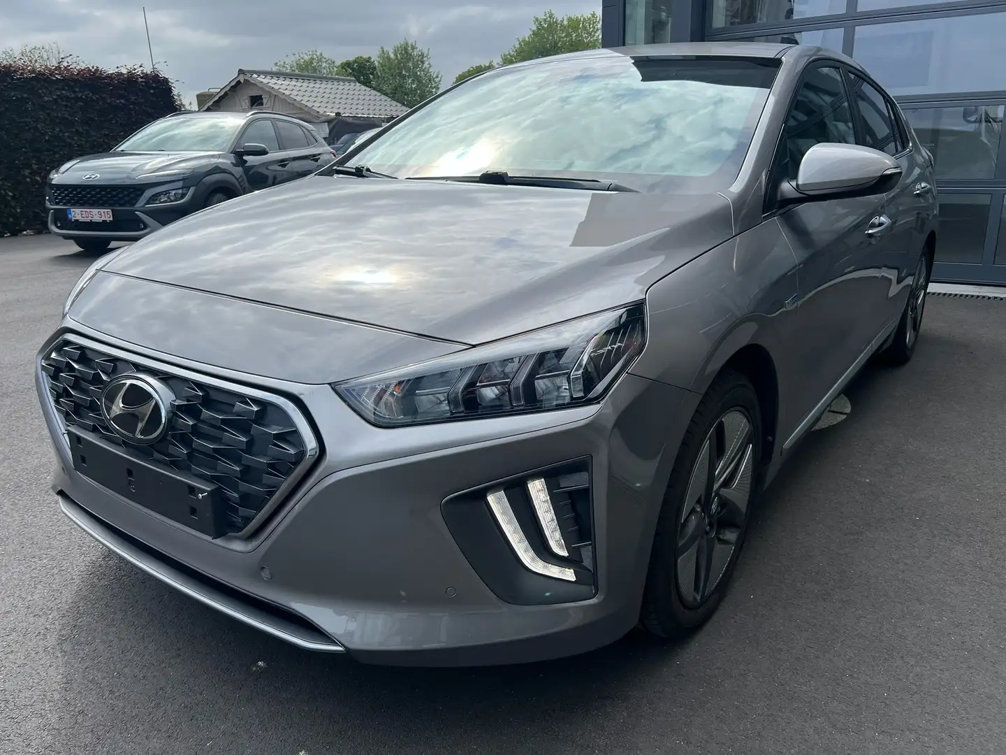 Hyundai IONIQ 1.6 GDi HEV Shine DCT Top tweedehandswagen stock! Beige - 1