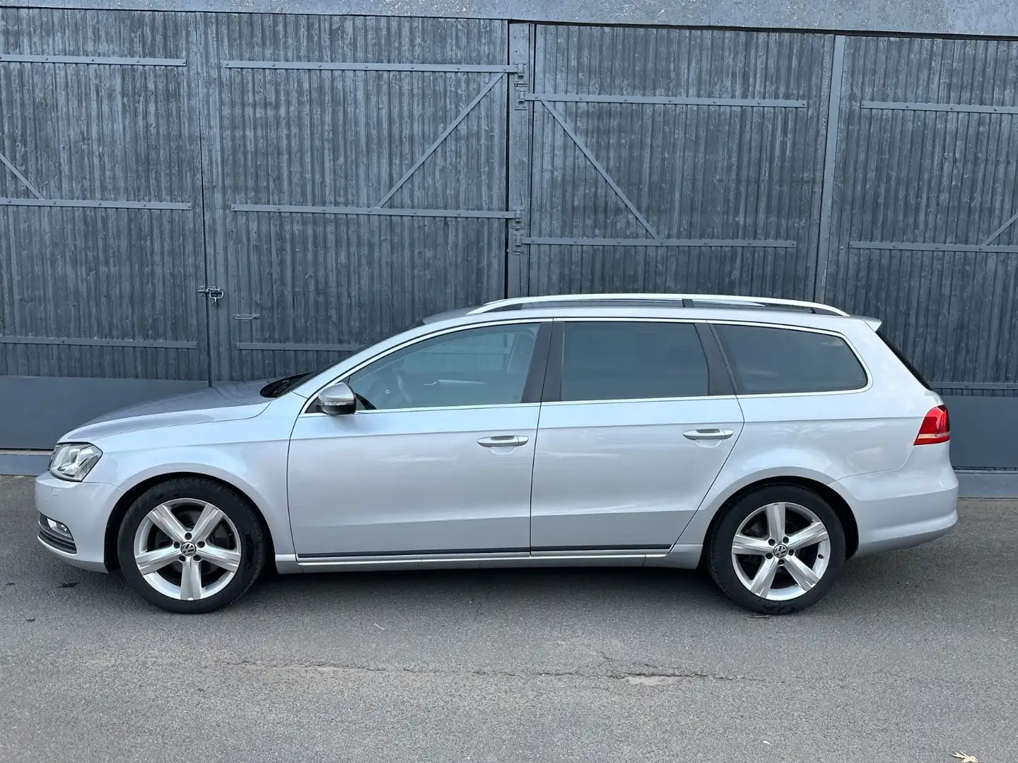 Volkswagen Passat Variant 1.6TDI, Standheizung,Bi-Xenon Silber - 2