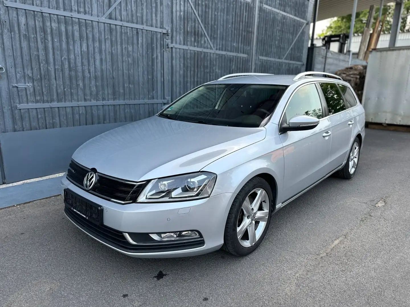 Volkswagen Passat Variant 1.6TDI, Standheizung,Bi-Xenon Silber - 1