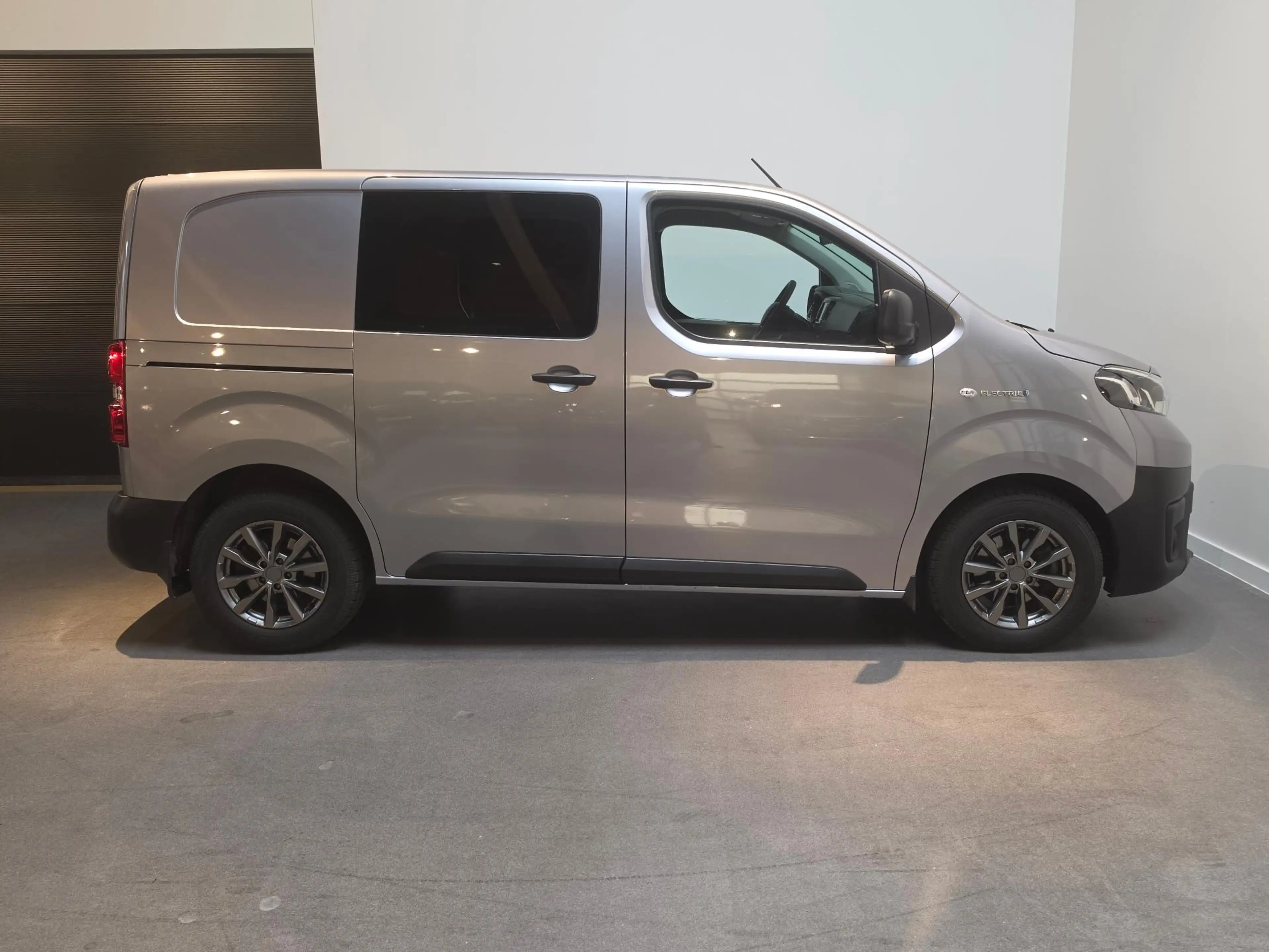 Toyota Proace Electric Compact Standard Range Live Apple Carplay — photo 4