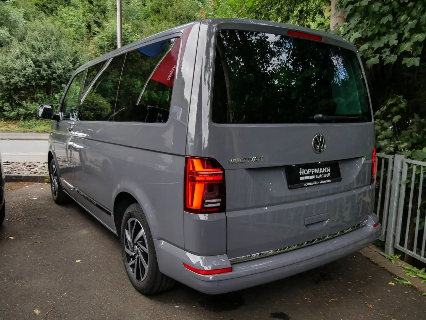 Volkswagen T6.1 Multivan 2.0 TDI Generation Six LED AHK Kam Grau - 2