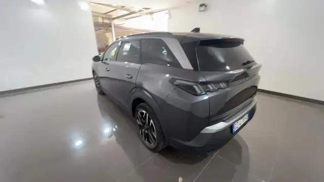 Peugeot 5008 view 3