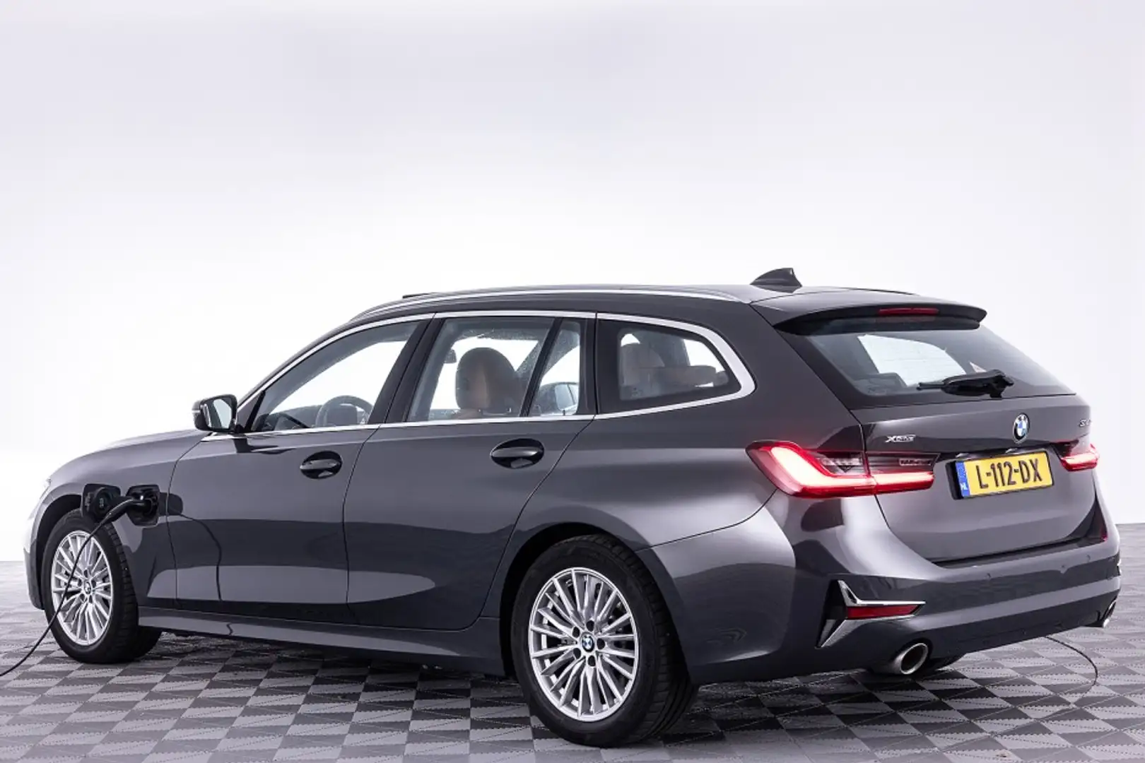 BMW 330 e xDrive Touring High Executive | PANORAMADAK | LE Grijs - 2