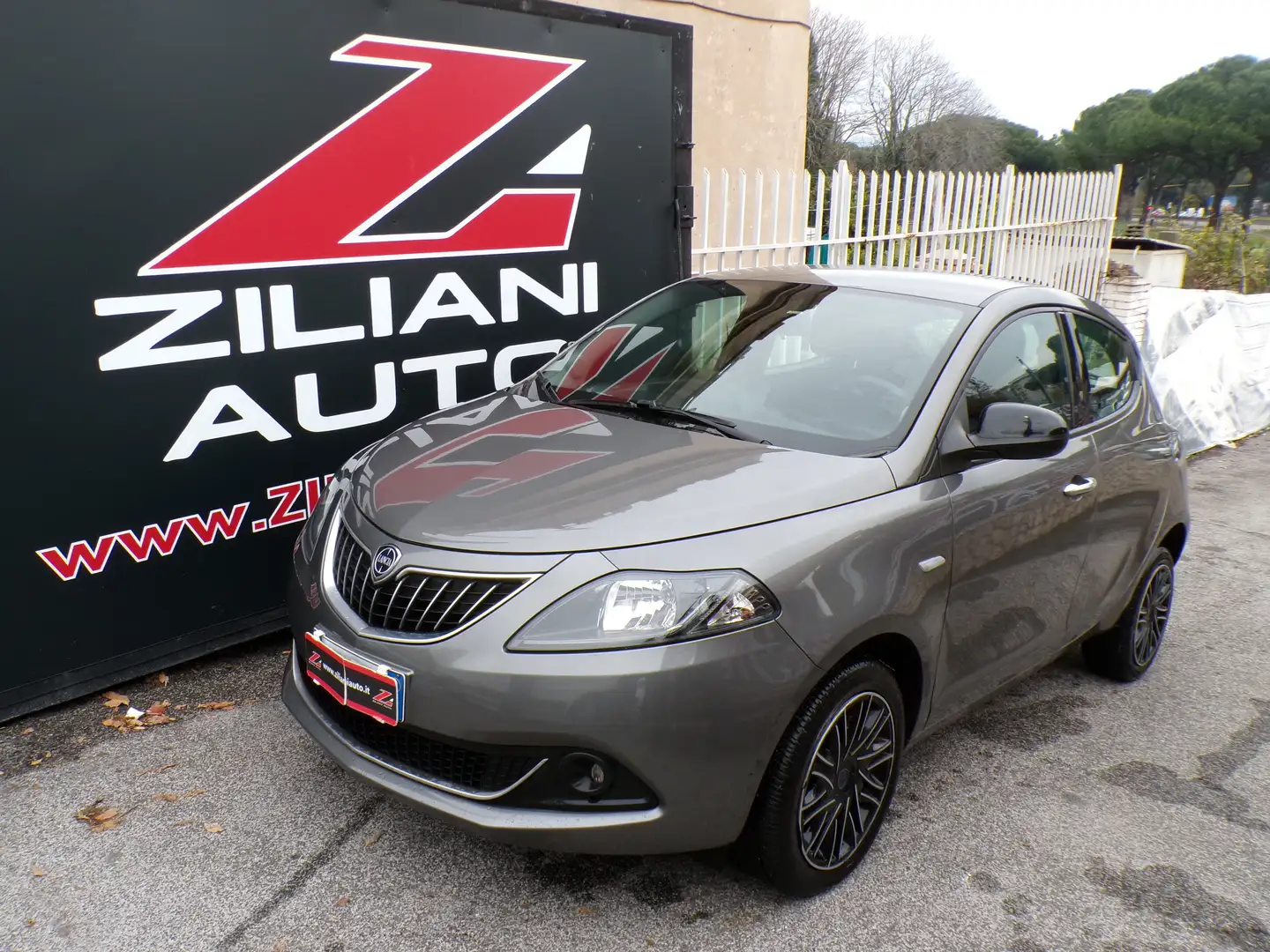 Lancia Ypsilon 1.0 hybrid APPLE CAR PLAY..ANDROID AUTO.. Gris - 1
