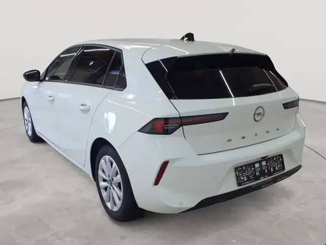 Opel Astra view 5
