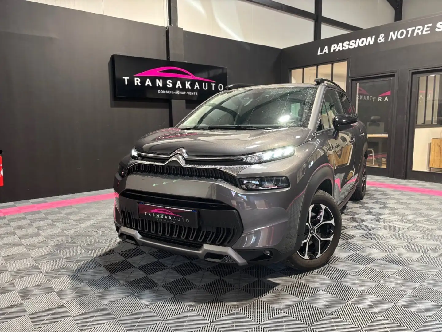 Citroen C3 Aircross PureTech 110 SS BVM6 Shine Grijs - 1