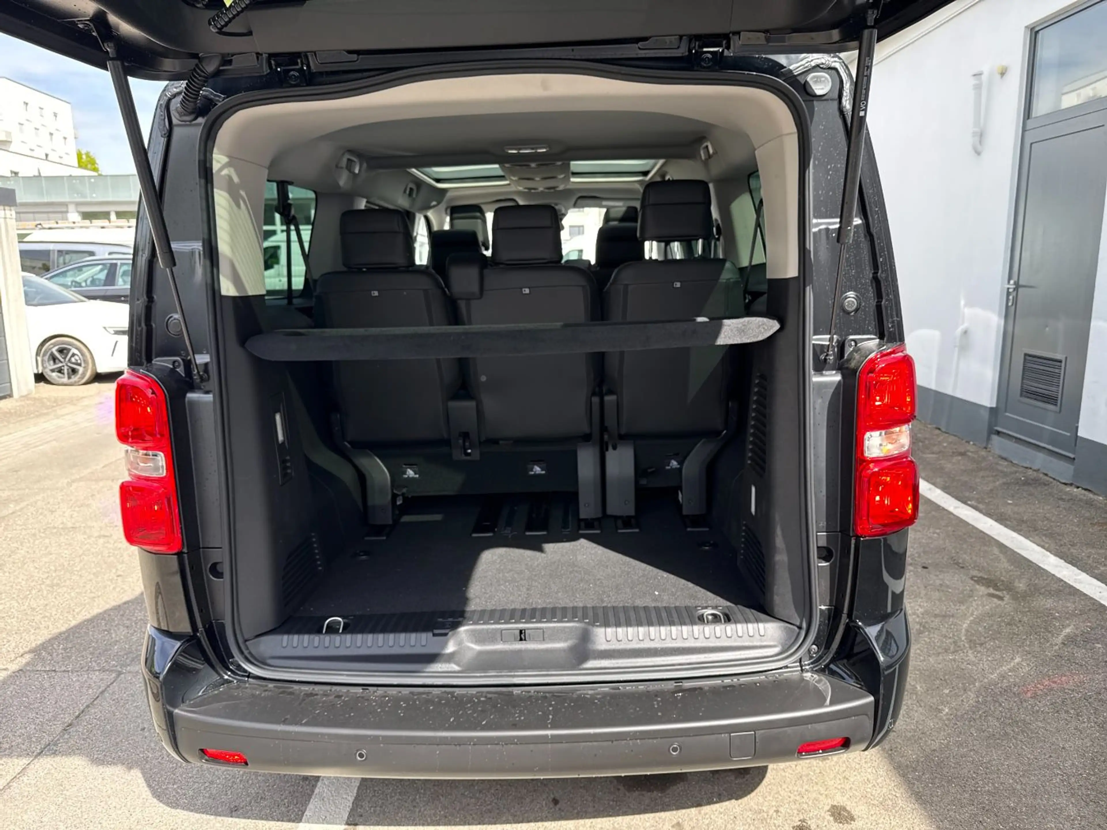 Peugeot Traveller 2.2 Diesel 180 L3 Allure LED+Navi+Pano — photo 12