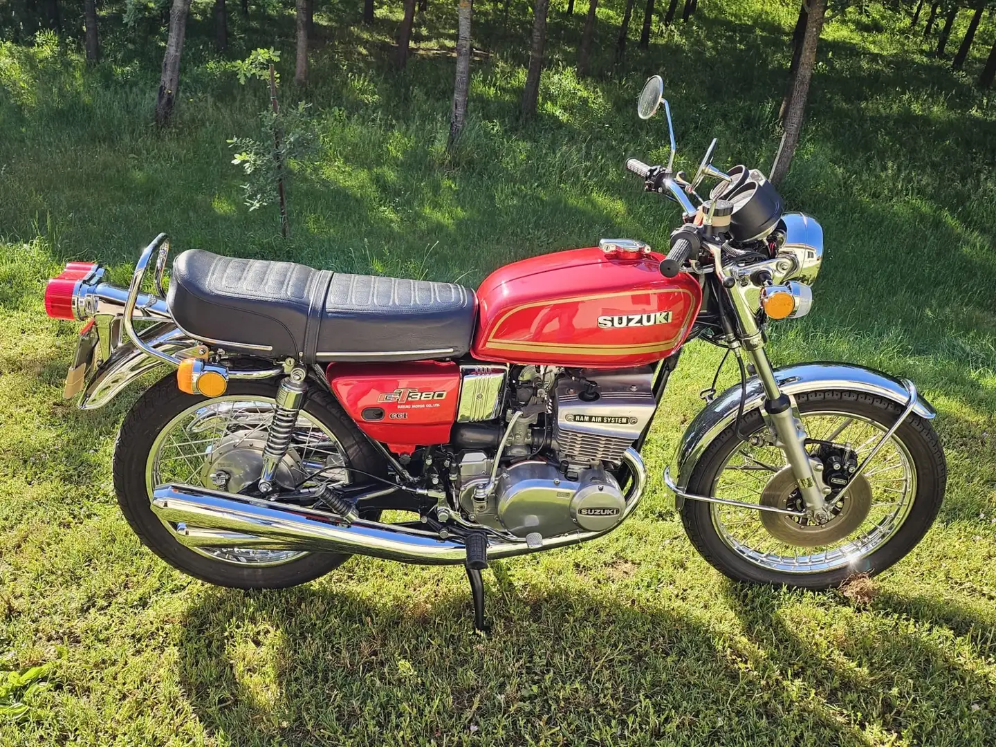 Suzuki GT 380 Roşu - 1