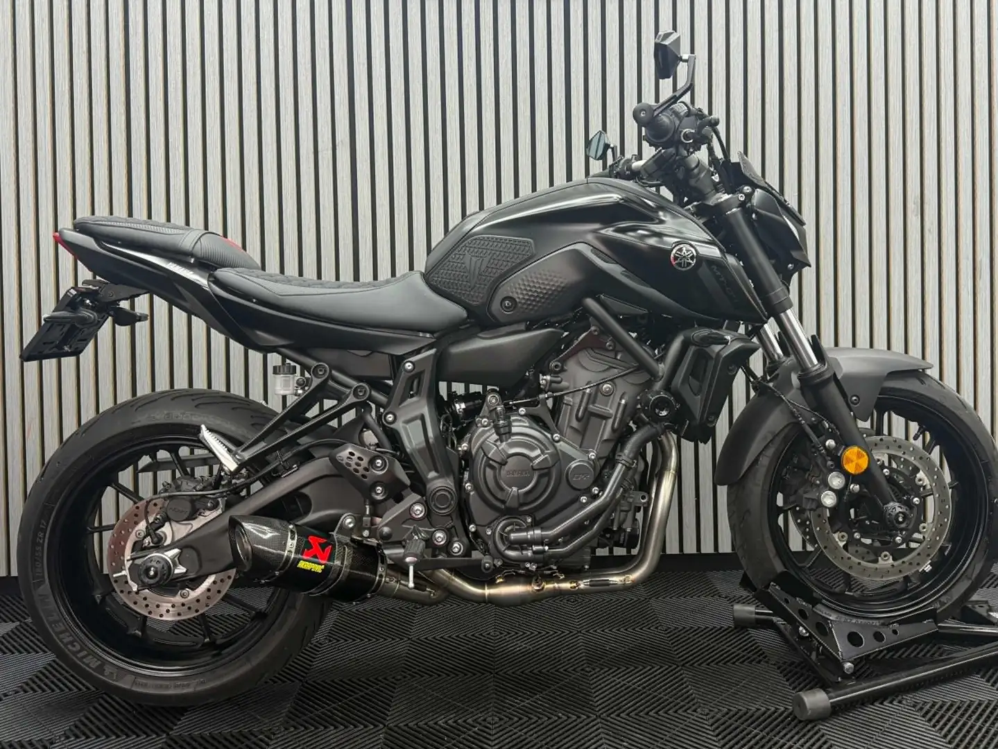 Yamaha MT-07 Akrapovic Zwart - 1