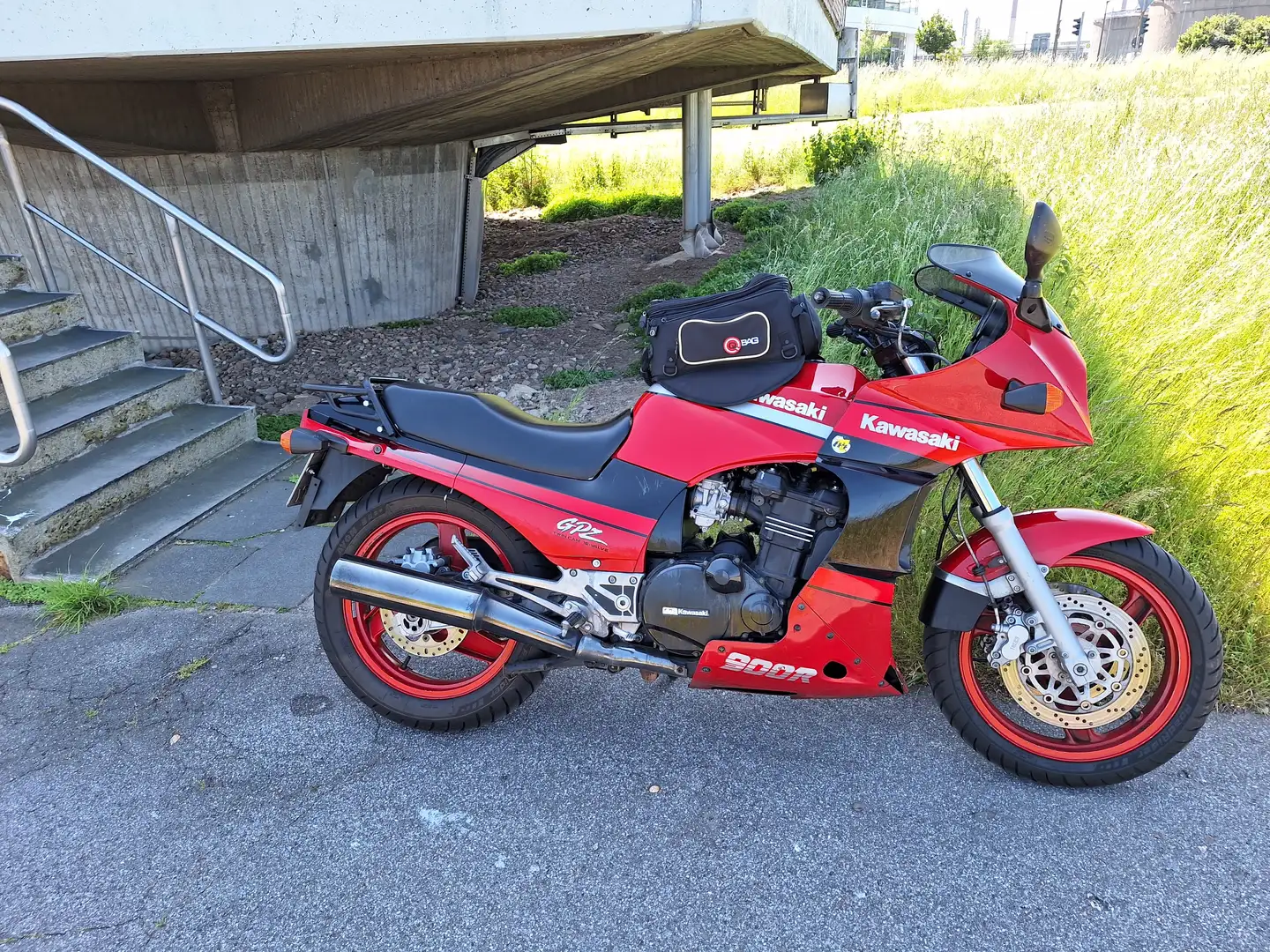 Kawasaki GPZ 900 R Rood - 1