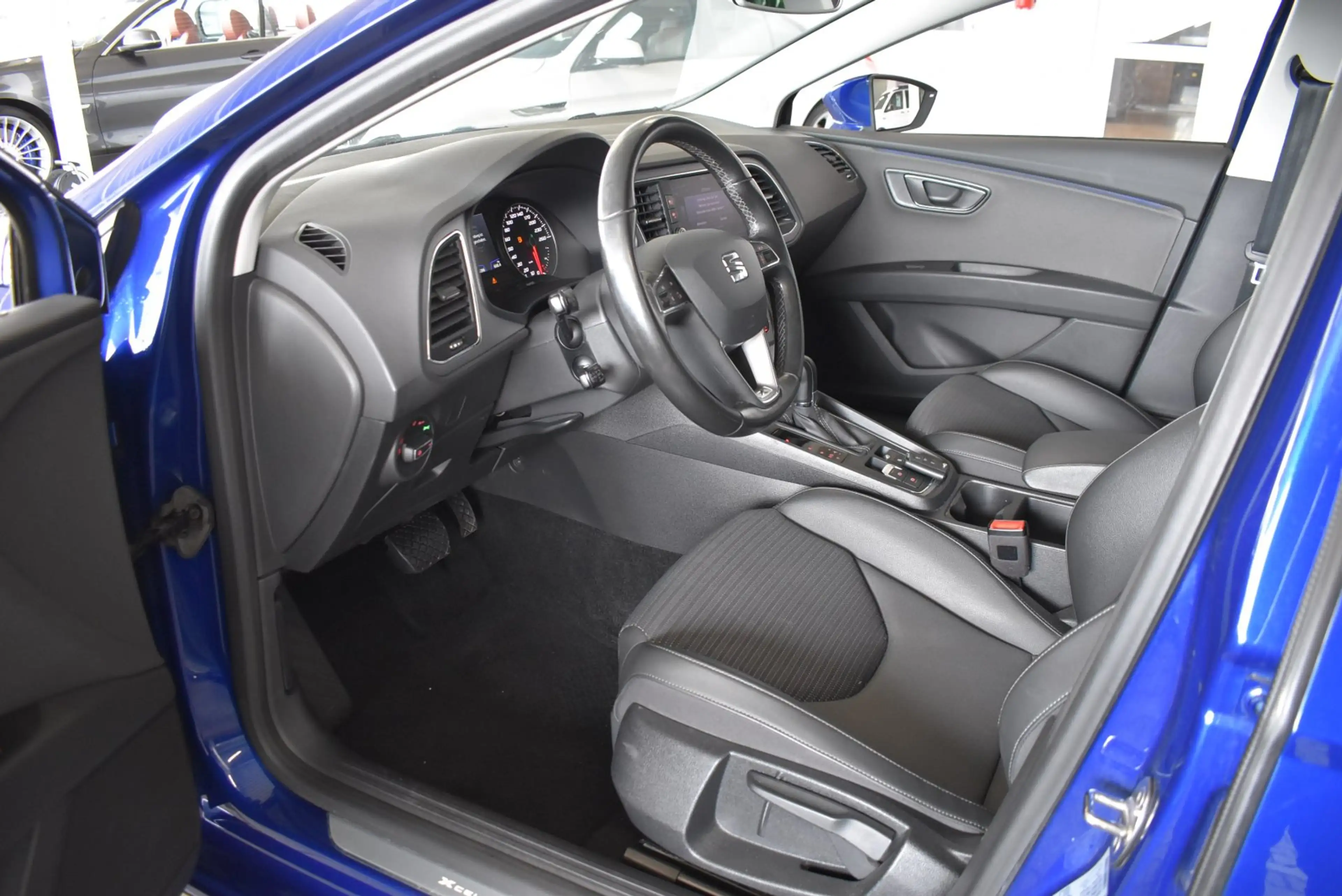SEAT Leon ST 2.0 TDI DSG Xcellence NAVI APP LED Winterpkt AC — photo 11